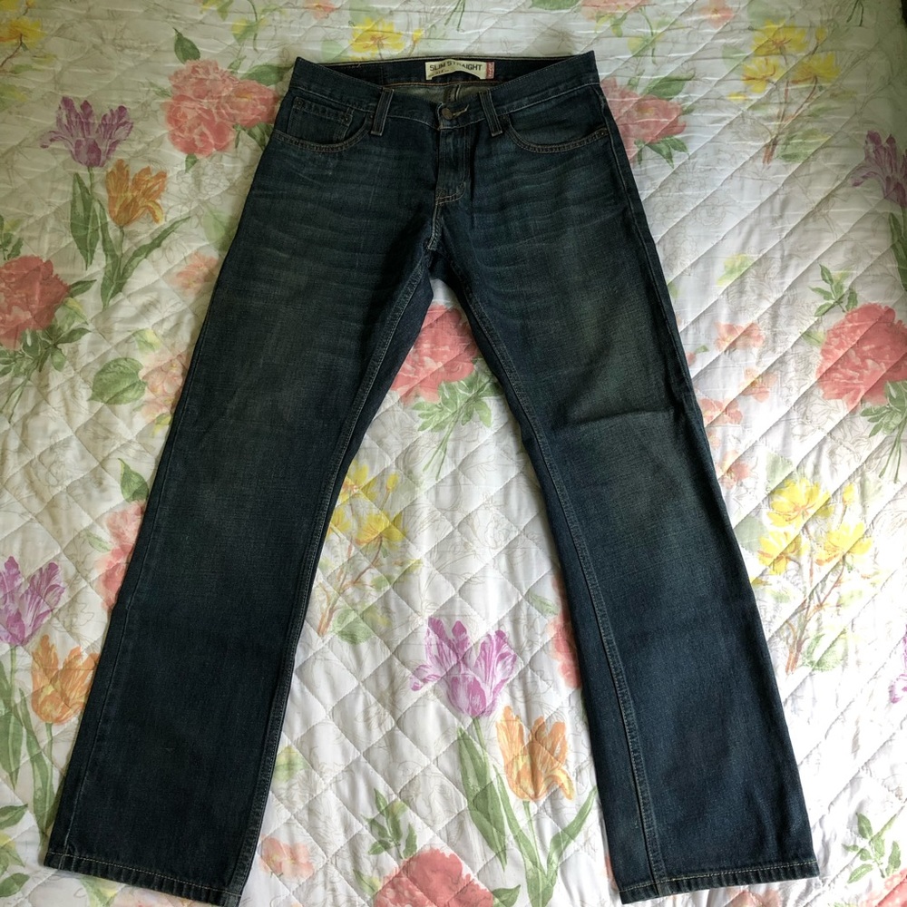 Dark wash Levi’s 514 slim straight